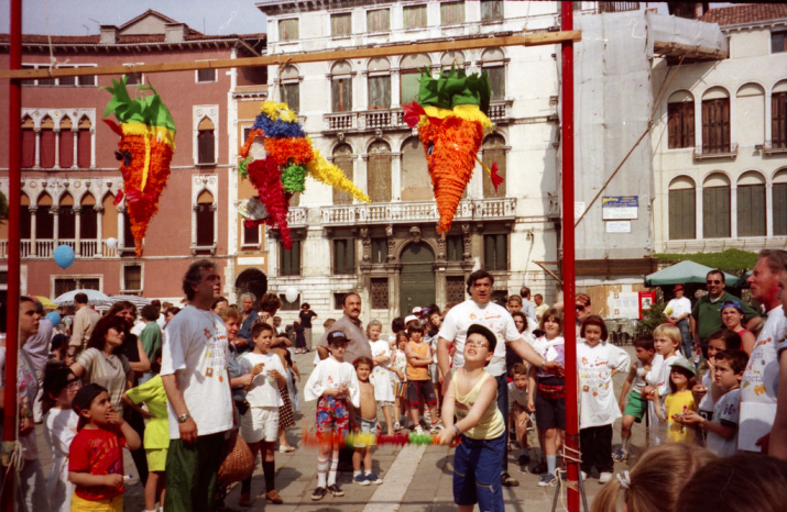 Perché la pignatta chiude la maggior parte delle nostre feste?